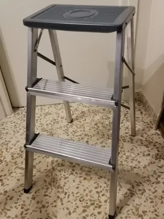 Escalera de aluminio y acero antideslizante