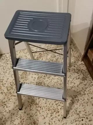 Escalera de aluminio y acero antideslizante