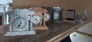 Relojes d diferentes diseños en variedad de marmol