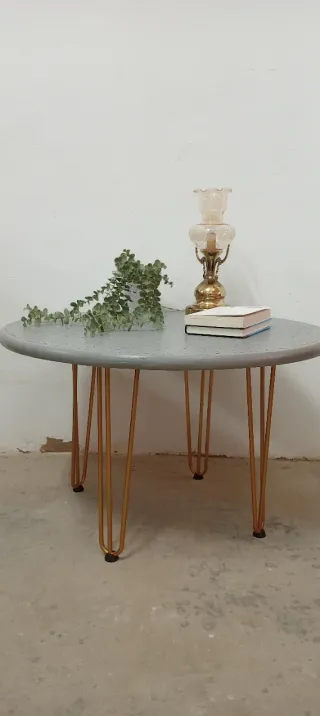 Mesa auxiliar redonda gris con detalles