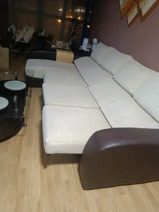 Divano modulare chesterfield e tavolino