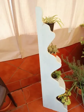 Estantería de esquina con plantas