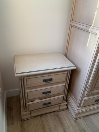 Mesita de noche madera con cristal