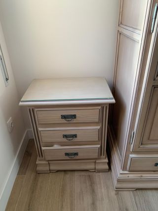 Mesita de noche madera con cristal