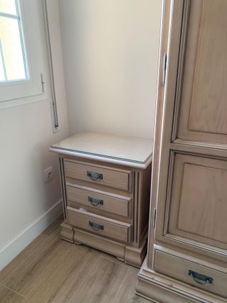 Mesita de noche madera con cristal