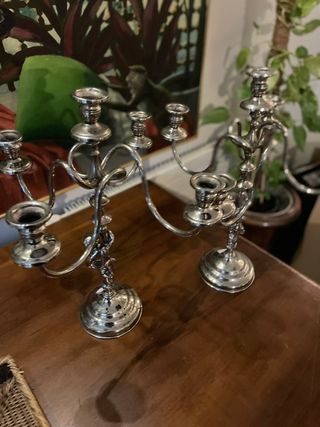 Pareja Candelabros Plateados Figuras
