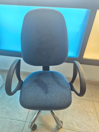 Silla de oficina azul y negra