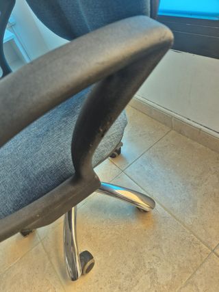 Silla de oficina azul y negra