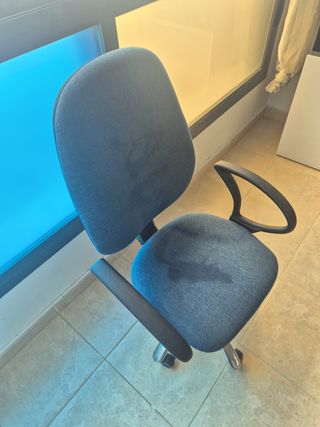Silla de oficina azul y negra