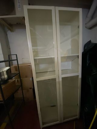 Mueble vitrina madera y cristal