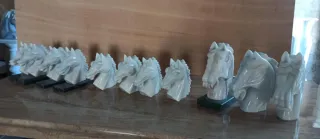 Cabezas de caballo de mármol talladas a mano