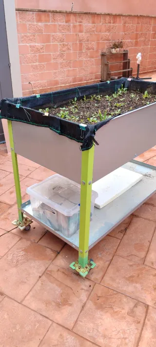 Huerto elevado con ruedas