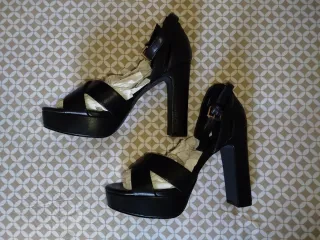 Zapatos de tacón negros sin estrenar
