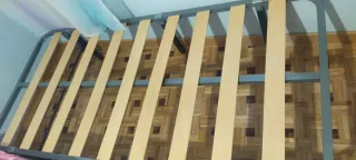 Somier 90x190 con 6 patas Tiene colchón semi nuevo