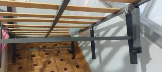 Somier 90x190 con 6 patas Tiene colchón semi nuevo