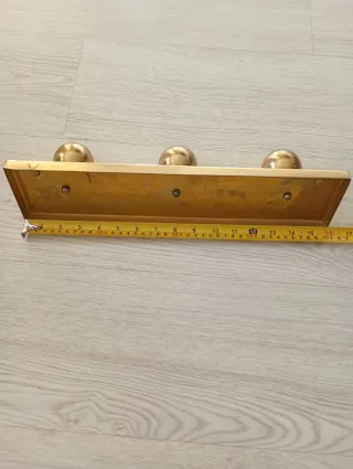 Perchero de latón con pomos dorados