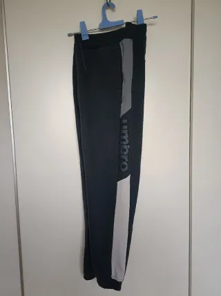 Pantalón chándal Umbro negro y gris