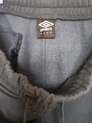 Pantalón chándal Umbro negro y gris