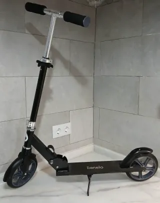 Patinete Lionelo Luca Negro.Muy buen estado.