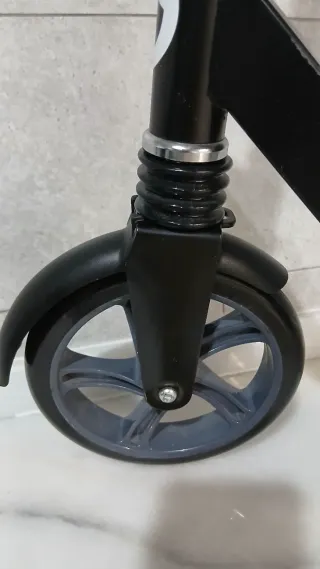 Patinete Lionelo Luca Negro.Muy buen estado.