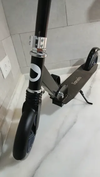 Patinete Lionelo Luca Negro.Muy buen estado.