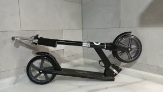 Patinete Lionelo Luca Negro.Muy buen estado.