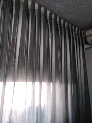 Cortinas de salón grises y transparentes