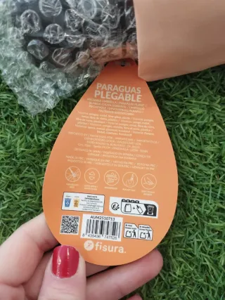 Paraguas plegable sin usar