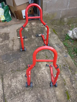 Caballetes moto rojos