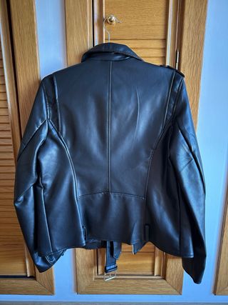 Chaqueta efecto piel Lefties Negra Talla M