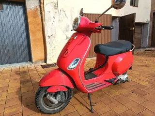 Vespa LX 125 Roja