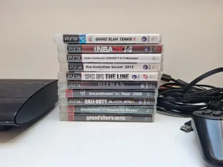 Play Station 3 slim, 10 juegos, 2 mandos y cables.