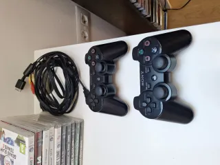 Play Station 3 slim, 10 juegos, 2 mandos y cables.