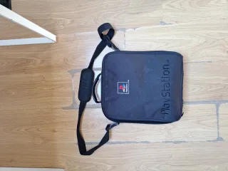 Play Station 3 slim, 10 juegos, 2 mandos y cables.