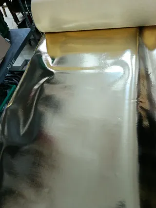 Piel sintética dorada