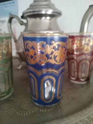 Tetera árabe y vasos de cristal