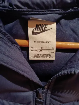 Chaqueta de niño Nike Therma-Fit con capucha.