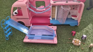 Caravana Barbie con piscina y tobogán