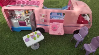 Caravana Barbie con piscina y tobogán