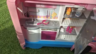 Caravana Barbie con piscina y tobogán