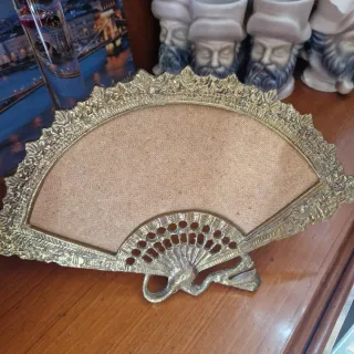 Abanico de latón decorativo