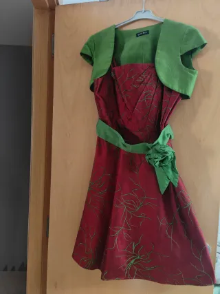 Vestido rojo con chaqueta verde