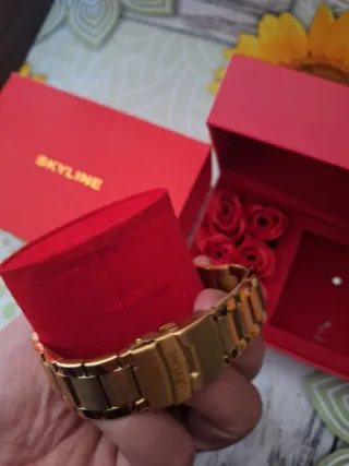 Reloj de pulsera dorado y negro