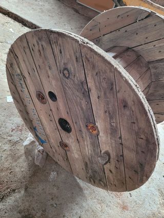 Bobina de cable de madera y metal