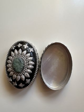 Joyero pequeño ovalado con piedra verde