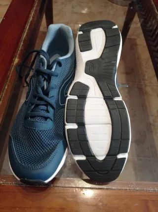 Zapatillas deportivas azules y blancas