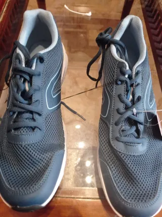 Zapatillas deportivas azules y blancas