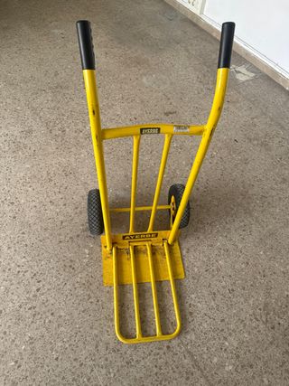 Carretilla de carga amarilla