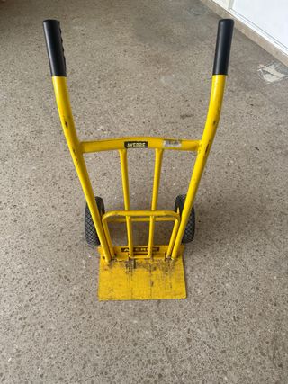 Carretilla de carga amarilla
