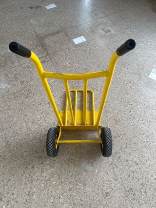 Carretilla de carga amarilla
